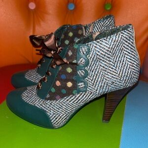 Poetic license, Betsy buttons booties sz 7